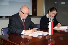 Dyrektor Jan Pastwa i przestawicielka Zurab Zhvania School of Public Administration, w Kutaisi, Gruzja podpisują porozumienie o współpracy.