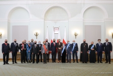 zbiorowe zdjęcie odznaczonych podczas uroczystości wręczenia odznaczeń państwowych z okazji Narodowego Święta Niepodległości