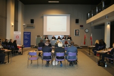 Uczestnicy seminarium siedzą w ławkach, a przy stole prezydialnym zasiada Katarzyna Woś, kierownik BD KSAP, Dyrektor Jan Pastwa, Zuzanna Kierzkowska, Konrad Pawlik i Aleksander Averyanov.