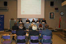 Uczestnicy seminarium siedzą w ławkach, a przy stole prezydialnym zasiada Katarzyna Woś, kierownik BD KSAP, Dyrektor Jan Pastwa, Zuzanna Kierzkowska, Konrad Pawlik i Aleksander Averyanov.