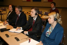 Uczestnicy seminarium siedzą w ławkach.