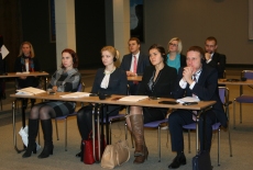 Uczestnicy seminarium siedzą w ławkach.