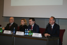  przy stole prezydialnym zasiada Dyrektor Jan Pastwa, Zuzanna Kierzkowska, Konrad Pawlik i Aleksander Averyanov.