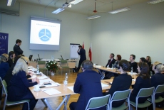 Uczestnicy seminarium siedzą w ławkach. Prowadzone są zajęcia.