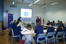 Uczestnicy seminarium siedzą w ławkach. Prowadzone są zajęcia.