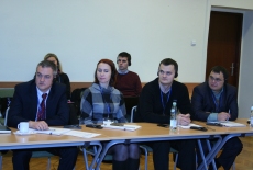 Uczestnicy seminarium siedzą w ławkach. Prowadzone są zajęcia.