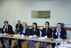 Uczestnicy seminarium siedzą w ławkach. Prowadzone są zajęcia.