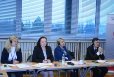 Uczestnicy seminarium siedzą w ławkach. Prowadzone są zajęcia.