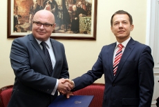 Prezydent Ryszard Nowak wręcza nominację na II zastępcę Wojciecha Piecha.