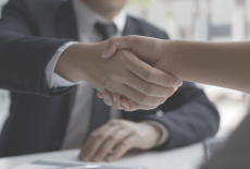 dwie osoby podają sobie ręce