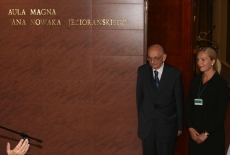 Prof. Bartoszewski stoi przed aulą z pracownikiem KSAP