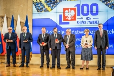 wręczenie pamiątkowych medali