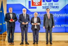 wręczenie pamiątkowych medali