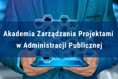 mężczyzna trzymający tablet, nad którym widoczne są  sześciokąty z ikonkami. Na tym tle napis Akademia Zarządzania Projektami w Administracji Publicznej