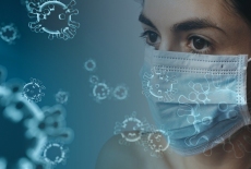 twarz kobiety w masce chirurgicznej, wokół latające cząsteczki wirusa