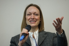 uczestniczka panelu mówi do mikrofonu