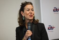 uczestniczka panelu mówi do mikrofonu