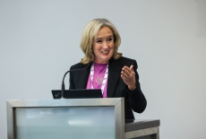 prelegentka podczas wystąpienia
