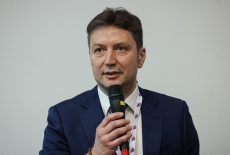 uczestnik panelu mówi do mikrofonu