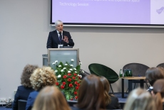 prelegent podczas wystąpienia