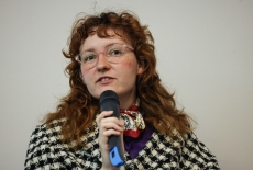 uczestniczka panelu mówi do mikrofonu