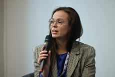 uczestniczka panelu mówi do mikrofonu