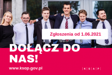 Grupa młodych uśmiechniętych ludzi trzymających sobie ręce na plecach.