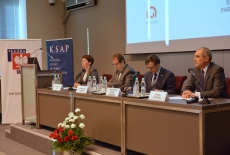 Na auli KSAP przy stole prezydialnym siedzą od lewej: Katarzyna Woś, Kierownik BD KSAP, Wojciech Federczyk, Dyrektor KSAP, Dobrosław Dowiat-Urbański, Szef Służby Cywilnej, Marek Kuberski, Zastępca Dyrektora Departamentu Współpracy Rozwojowej MSZ