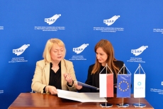 yrektor KSAP pani Małgorzata Bywanis – Jodlińska oraz Dyrektor RESPA, pani Maja Handjiska-Trendafilova siedzą przy stole i podpisują porozumienie.