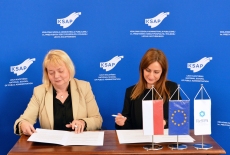 yrektor KSAP pani Małgorzata Bywanis – Jodlińska oraz Dyrektor RESPA, pani Maja Handjiska-Trendafilova siedzą przy stole i podpisują porozumienie.