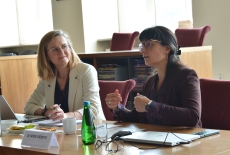 Przedstawicielki rządu Flandrii siedzą przy stole.