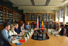 Uczestnicy spotkania siedzą przy stole.