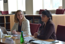 Przedstawicielki rządu Flandrii siedzą przy stole.