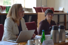 Przedstawicielki rządu Flandrii siedzą przy stole.