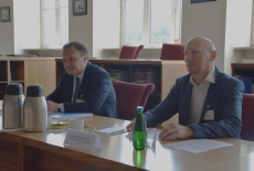 Przedstawiciele Służby Badawczej Rady Najwyższej Ukrainy siedzą przy stole