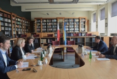 uczestnicy siedzą przy stole