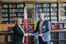 Dyrekor KSAP i Przedstawiciel Służby Badawczej Rady Najwyższej Ukrainy podają sobie ręce