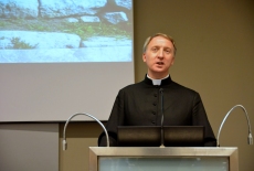  ks. prof. dr hab. Franciszek Longchamps de Bérier wygłasza wyklad przy mównicy.