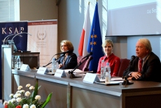 Uczestnicy panelu za stołem prezydialnym