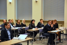 Uczestnicy szkolenia siedzą w ławkach