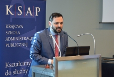 Wystąpienie przy mównicy wygłasza Kamil Wyszkowski Dyrektor Generalny Inicjatywy Sekretarza Generalnego ONZ