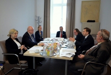 Rozmowa przy stole. Od lewej: przedstawiciele KSAP: Anna Paszka, Jan Pastwa i Karolina Sawicka, po drugiej stronie stołu przedstawicie NUPS