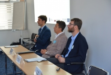 Prowadzący siedzący przy stole prezydialnym