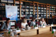 uczestnicy spotkania podczas rozmów w bibliotece KSAP