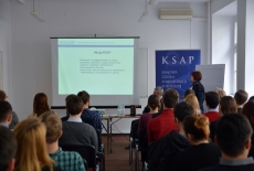 Uczestnicy spotkania w sali wykładowej KSAP. W tle baner KSAP oraz ekran z wyświetloną prezentacją na temat KSAP.