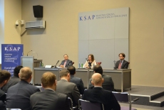 Za stołem prezydialnym siedzą pozostali goście z Ambasadorem Alessandro de Pedys na czele. 