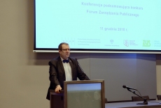 Dyrektor KSAP przy mównicy