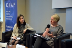 Na fotelach w prezydium siedzą od lewej dr Anna Radiukiewicz i prof. Jolanta Gładys-Jakóbik. W tle baner KSAP.