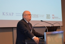 Dyrektor Jan Pastwa przemawia na mównicy.