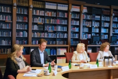 uczestnicy siedzą przy stole